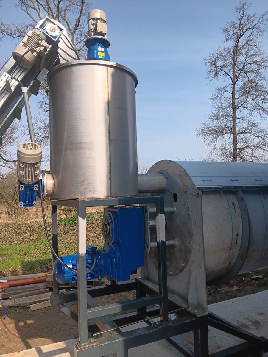 Edelstahlbehälter mit Getriebemotor auf Stahlrahmen